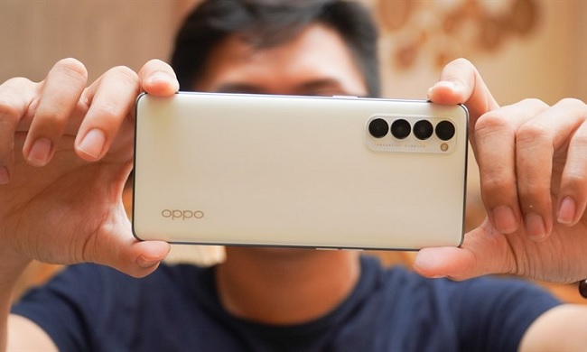 Reno4 Pro có giá chênh 3,5 triệu đồng so với bản tiêu chuẩn Reno4