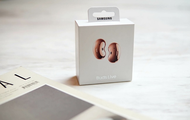 Mặt trước hộp đựng Galaxy Buds Live