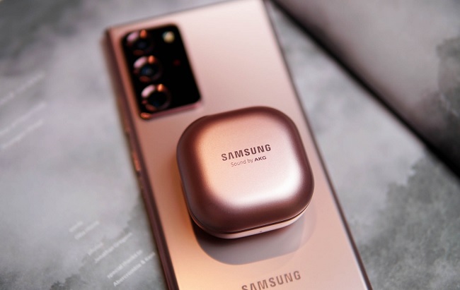 Mặt trước của case sạc