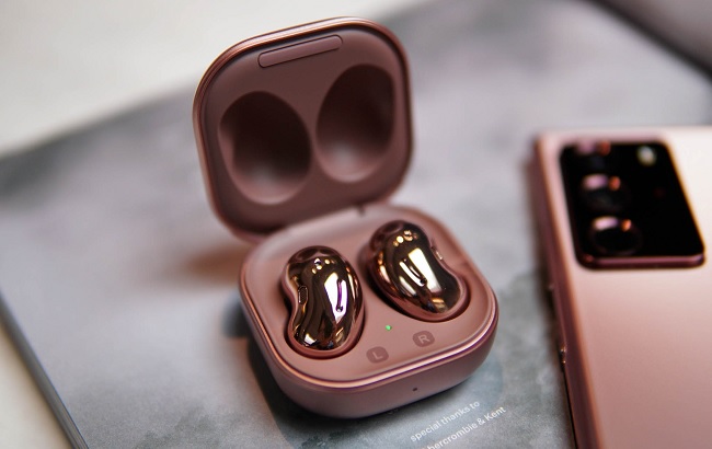 Galaxy Buds Live gọn gàng trong case sạc