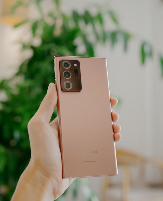 Mặt lưng nổi bật với cụm 3 camera siêu to khổng lồ
