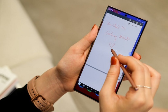 Một điểm nâng cấp của bút S Pen trên Galaxy Note20 Ultra năm nay là về độ trễ. Độ trên trên dòng Ultra đã giảm xuống chỉ còn 9ms cho trải nghiệm như đang viết bút thật