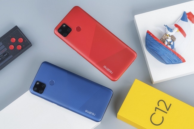 Realme C12 được trang bị 2 màu mới tươi trẻ hơn C11 gồm Đỏ San Hô và Xanh Hải Quân