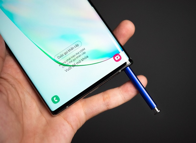 Galaxy Note 10 có vị trí bút S-Pen nằm ở bên phải cạnh máy