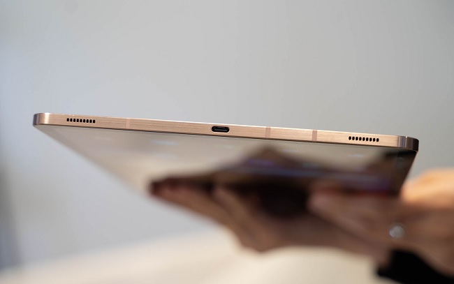 Cạnh đáy gồm hai dải loa và cổng kết nối USB Type C