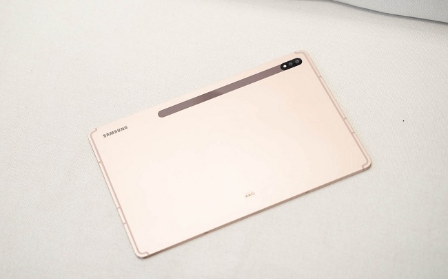 Tab S7+ được tập trung vào thiết kế nhiều hơn các phiên bản tiền nhiệm