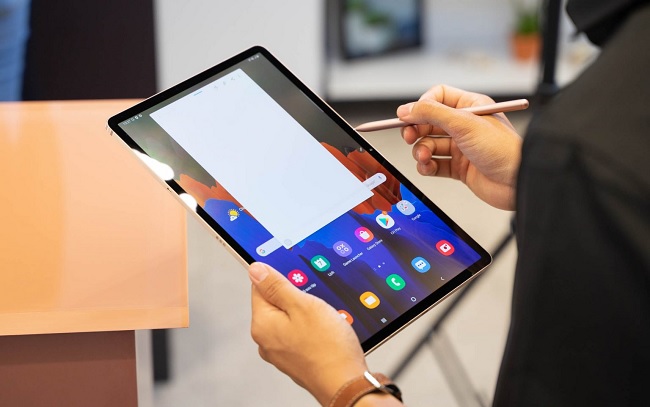 Galaxy Tab S7+ khi được cầm trên tay