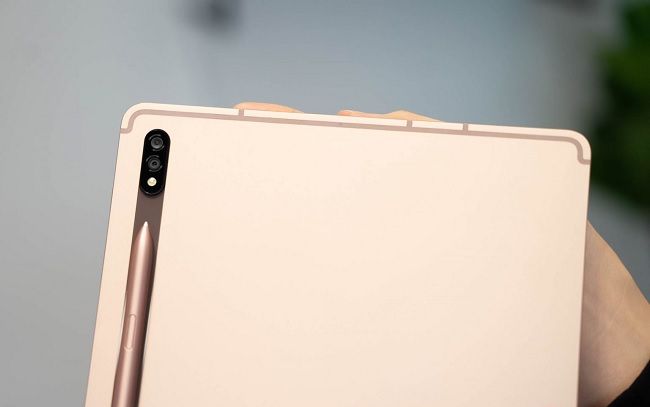 Cận cảnh cụm camera và vị trí đặt bút S-pen