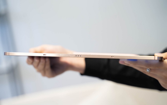 Cạnh trái của Galaxy Tab S7+ có chân kết nối với bàn phím