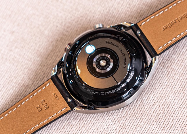 Mặt lưng là chi tiết được thay đổi nhất trên Galaxy Watch 3