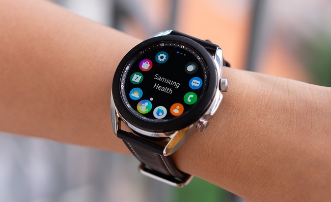 Galaxy Watch 3 sử dụng hệ điều hành Samsung Tizen tương tự như những mẫu đồng hồ Galaxy Watch khác