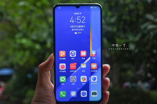 Máy được trang bị màn hình siêu lớn 7.09 inch