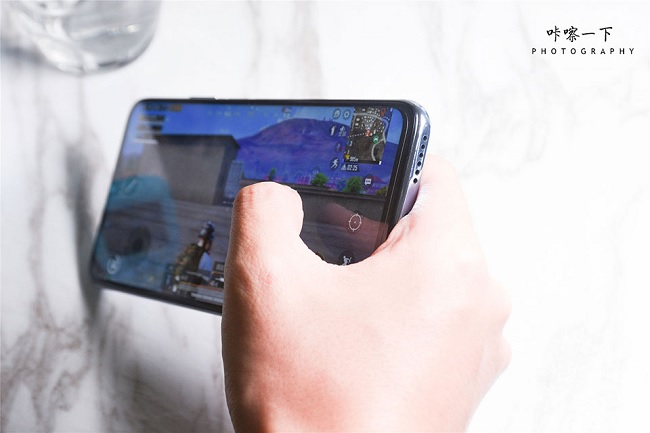Sở hữu con chip mạnh mẽ cùng viên pin khủng 5.000 mAh và hỗ trợ sạc nhanh 22,5W