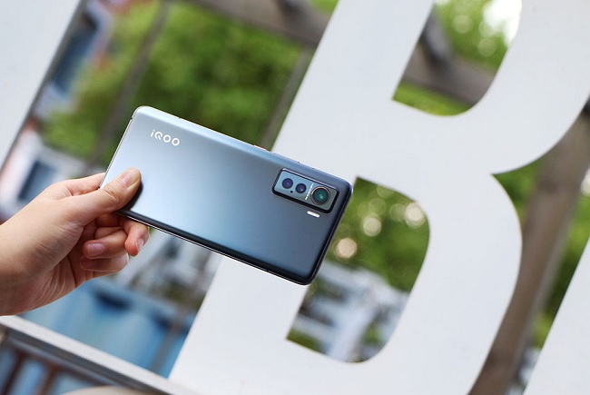 Mặt sau Vivo iQOO 5 với cụm camera nổi bật
