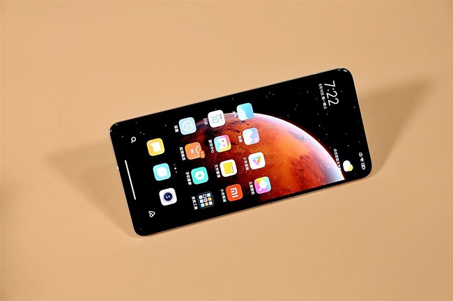 Màn hình có tốc độ làm tươi lên đến 120Hz cùng tốc độ lấy mẫu cảm ứng 240Hz