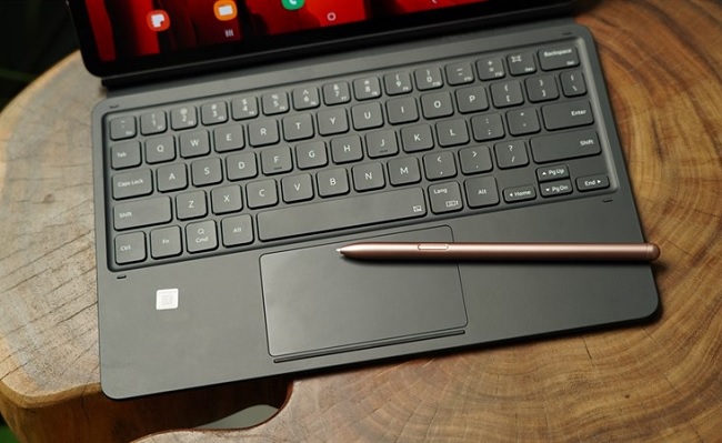 Galaxy Tab S7 kết nối với bàn phím rời và trở thành chiếc laptop mini