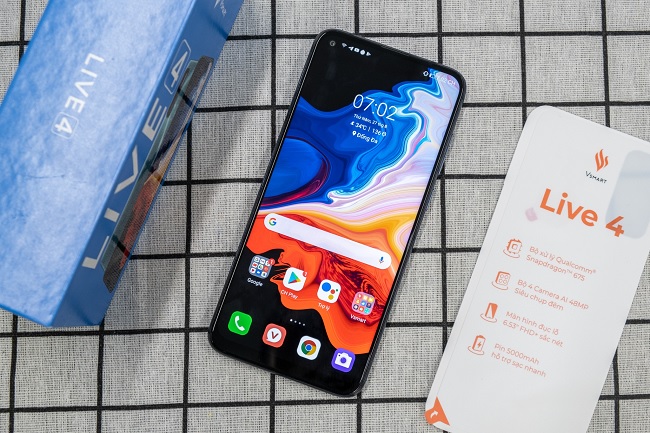 Mặt trước Vsmart Live 4 ấn tượng với màn hình Infinity-O