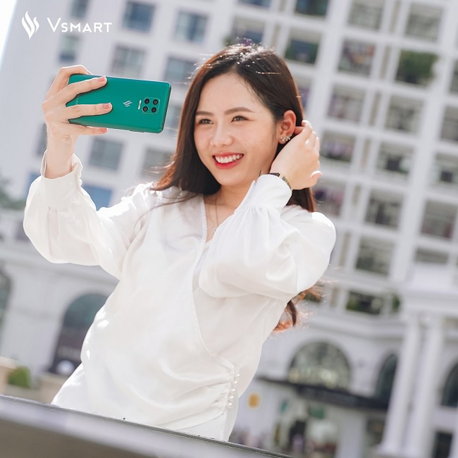Bức ảnh chụp toàn cảnh mặt sau của Vsmart Aris Pro