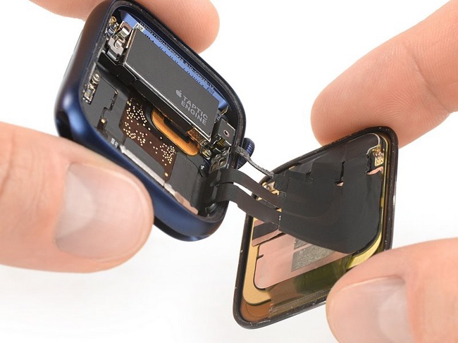 Pin sau khi đã được tách rời ra khỏi Apple Watch Series 6