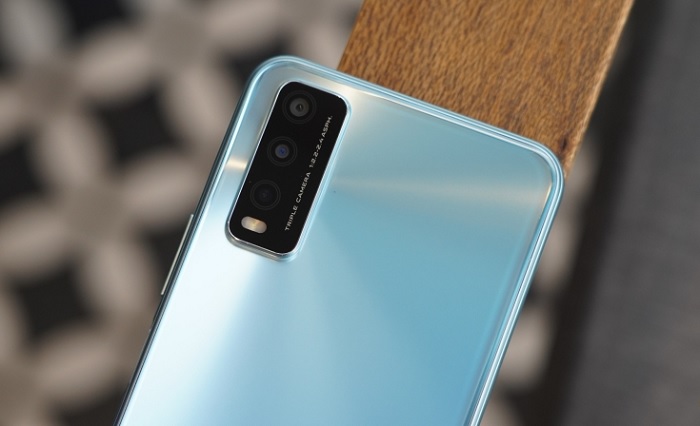 Cụm 3 camera xếp dọc gọn gàng làm người dùng liên tưởng đến thiết kế của một sản phẩm cao cấp nào đó