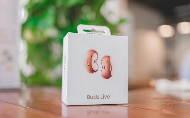 Không nên đánh giá chi tiết tai nghe Samsung Galaxy Buds Live chỉ thông qua vỏ hộp, bởi điều thú vị thực sự nằm ở phía bên trong