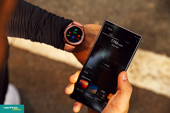 A hand holding a cellphone
Description automatically generated