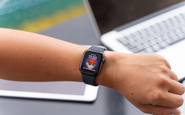 Watch SE được thiết kế tương tự Apple Watch series 5, mặt kính cong 2,5D giúp cảm giác vuốt và chạm thoải mái