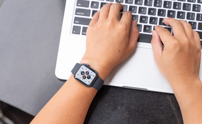 Apple Watch SE có cách đeo tương tự các mẫu Apple Watch trước đó