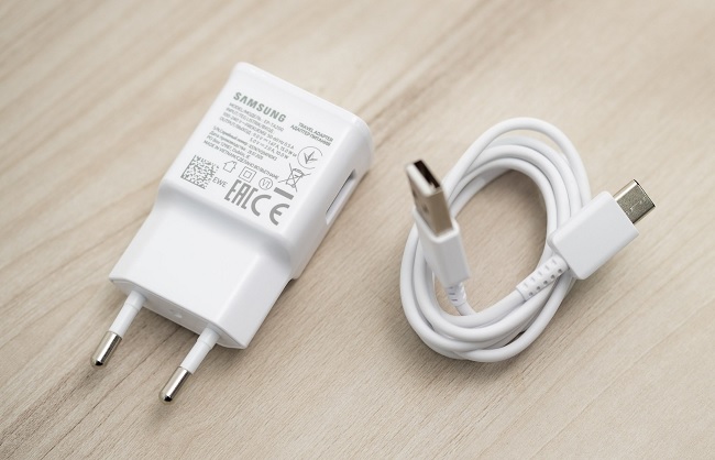 Sạc và cáp của máy