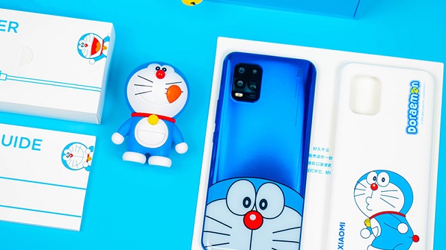Mặt lưng máy cũng được in mặt chú mèo máy Doraemon