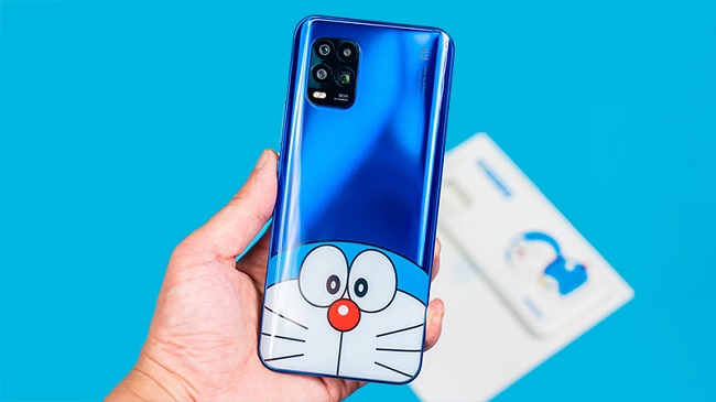 Khuôn mặt chú mèo Doraemon đang nhô lên trên mặt lưng của Mi 10 Youth Doraemon Limited Edition