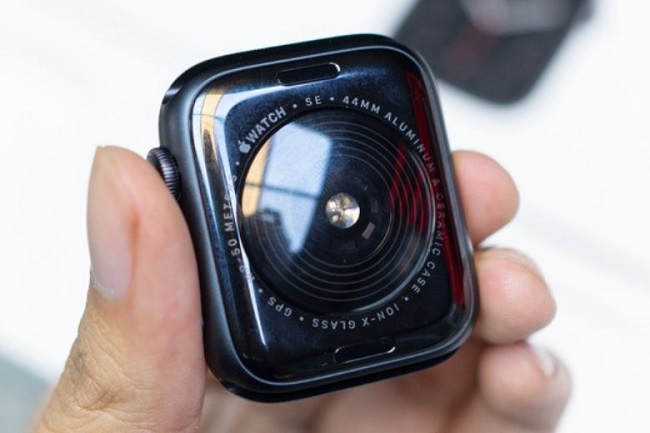 Mặt sau của Watch SE được in thêm dòng chữ Watch SE, cảm biến tương tự so với phiên bản tiền nhiệm