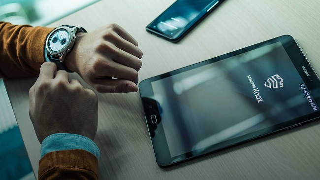 Smartwatch cũng được tích hợp phần mềm Samsung Knox