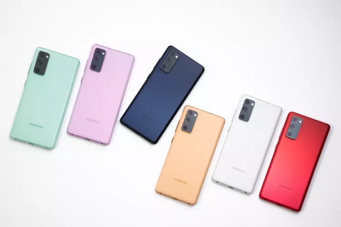 Galaxy S20 FE màu Xanh đen và Galaxy Note 20 màu Hồng bên cạnh Galaxy S20 Ultra màu Xanh nhạt, Galaxy Note 20 Ultra màu Xám