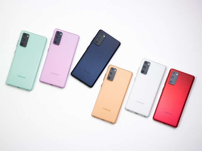 Galaxy S20 FE có nhiều màu sắc lựa chọn hơn (bạc hà, xanh lam, oải hương, đỏ, cam và trắng). Trong khi Galaxy S20+ chỉ có 3 tùy chọn màu sắc là đen, xám và xanh nhạt