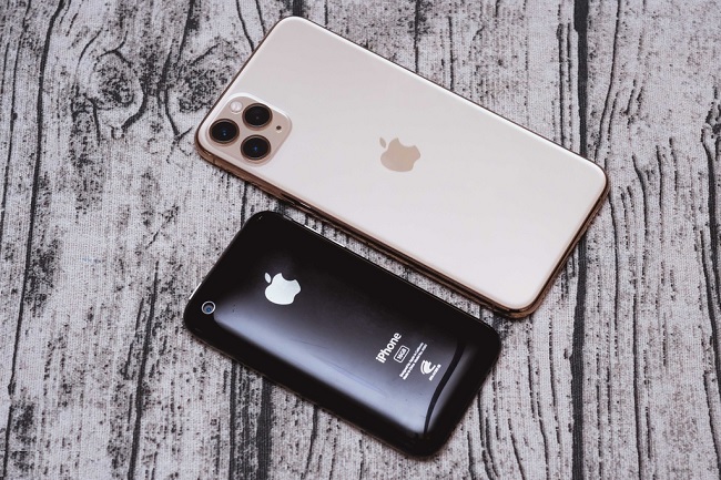 iPhone 3GS có thân máy được làm hoàn toàn bằng nhựa trong khi iPhone 11 Pro được nâng cấp lên sử dụng khung thép không gỉ và mặt lưng kính sang trọng