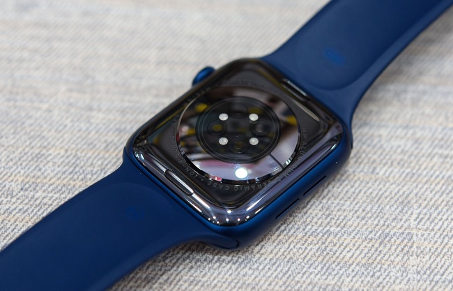 Mặt sau Apple Watch Series 6 cũng theo thiết kế gốm và sapphire bền và đẹp