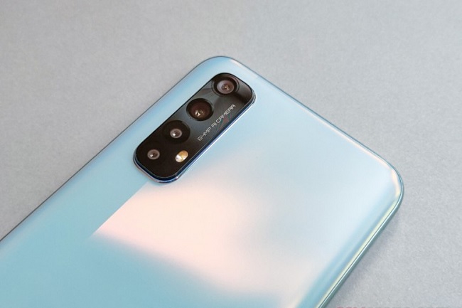 Cụm camera sau lớn và rộng hơn