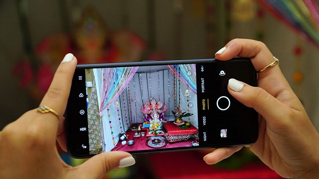 Giao diện camera Realme 7 Pro đơn giản và rất dễ sử dụng. Rất nhiều chế độ được tích hợp ngay trên màn hình chụp như: Super Nightscape, chế độ Pro, UIS, quay video slow-mo,...