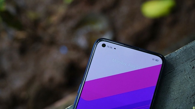 Camera selfie 32MP được đặt trong lỗ đục nhỏ và được tích hợp nhiều tính năng chụp ảnh tiên tiến như: chụp đêm, hiệu ứng làm mờ nền, chụp chân dung,...