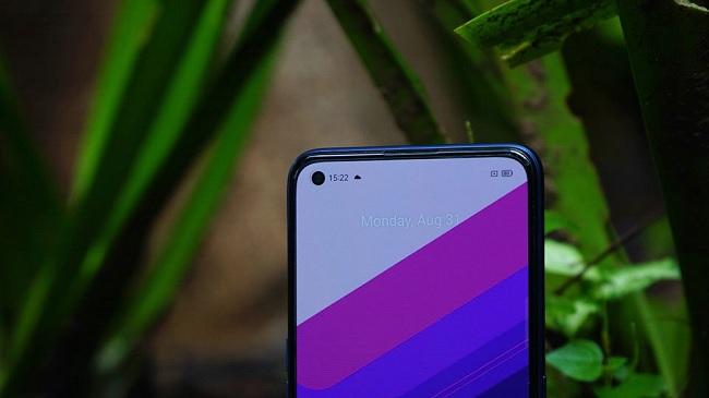 Thiết kế đục lỗ hiện đại để chứa camera selfie