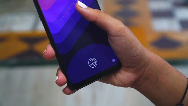 Realme 7 Pro được trang bị cảm biến vân tay dưới màn hình. Cảm biến dạng quang học nên tốc độ nhận diện nhanh và chính xác. Ngoài ra, máy còn được tích hợp thêm tính năng mở khóa bằng nhận diện khuôn mặt
