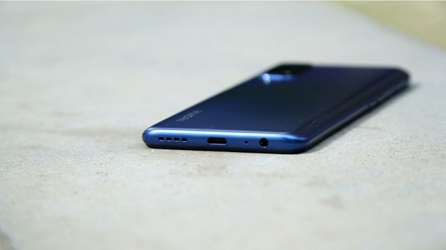 Realme 7 Pro được trang bị cổng kết nối USB Type-C, hỗ trợ sạc nhanh SuperDart Charge 65W giúp sạc đầy viên pin 4.500 mAh chỉ sau 34 phút. Đây cũng là mẫu smartphone sạc nhanh nhất trong phân khúc 6 triệu