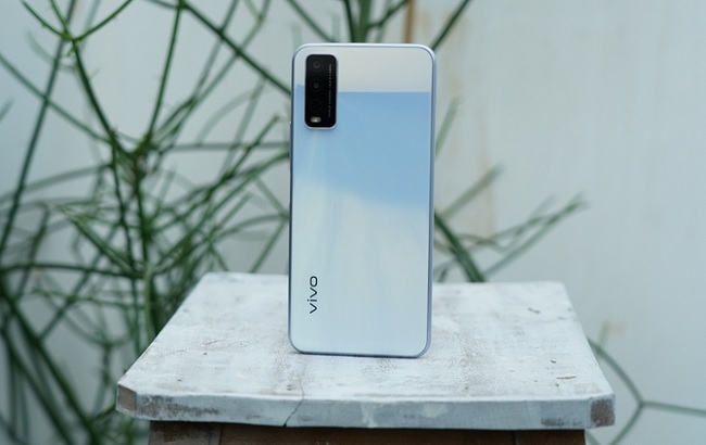 Mặt lưng Vivo Y20 được làm bằng nhựa nhưng không kém phần sang trọng