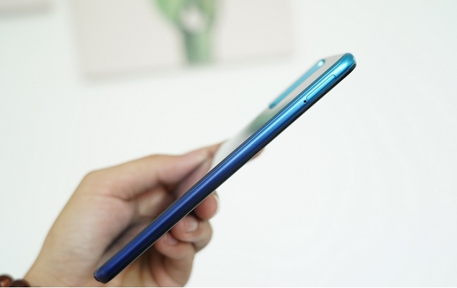 Cạnh trái là khay đựng SIM