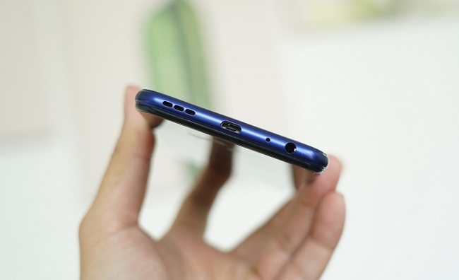 Dưới đáy của máy được nhà sản xuất trang bị loa ngoài, MicroUSB, mic thoại và giắc cắm tai nghe 3.5mm
