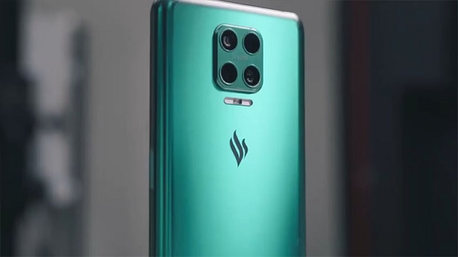 Cụm 4 camera sau hình vuông rất hầm hố