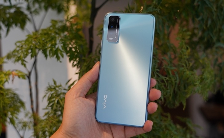 Vivo Y20s sở hữu mặt lưng sáng bóng, sang trọng
