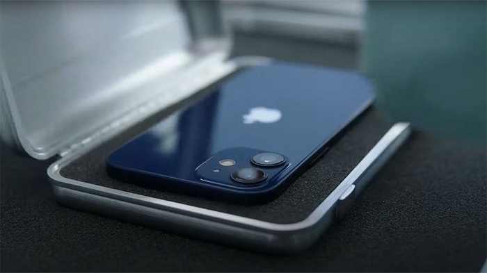 iPhone 12 Mini được hoàn thiện bằng kim loại và kính sang trọng