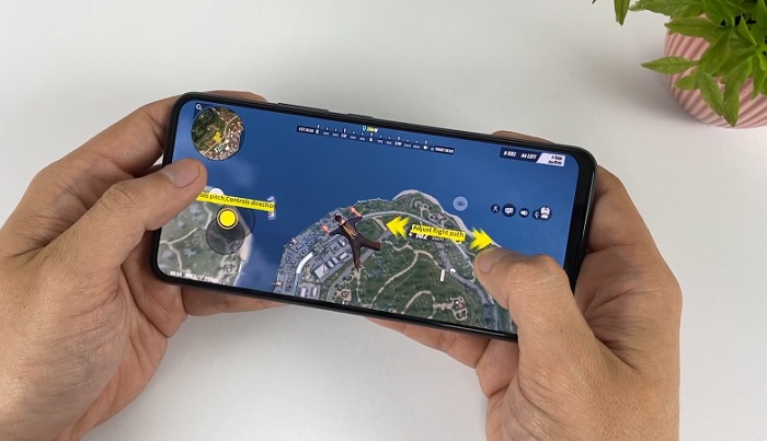 Máy sử dụng con chip Snapdragon 720G đủ mạnh để chơi game